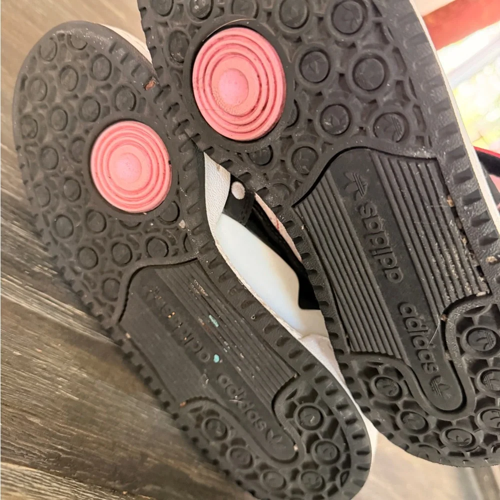HELLO KITTY ADIDAS Black and White WITH PINK TRIM GIRLS SZ5 (sm women’s )